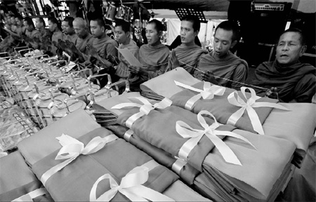 Thai 'yellow shirts' urge martial law