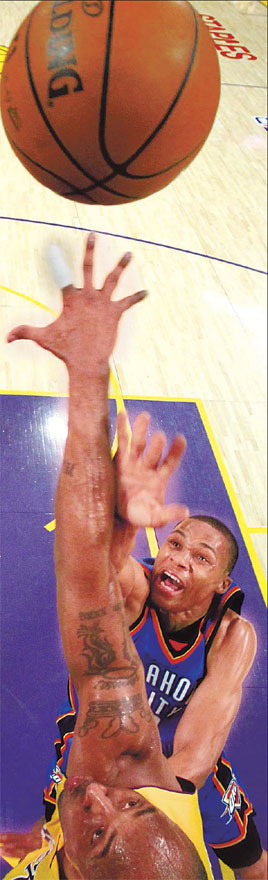 Lakers rout Thunder, lead 3-2