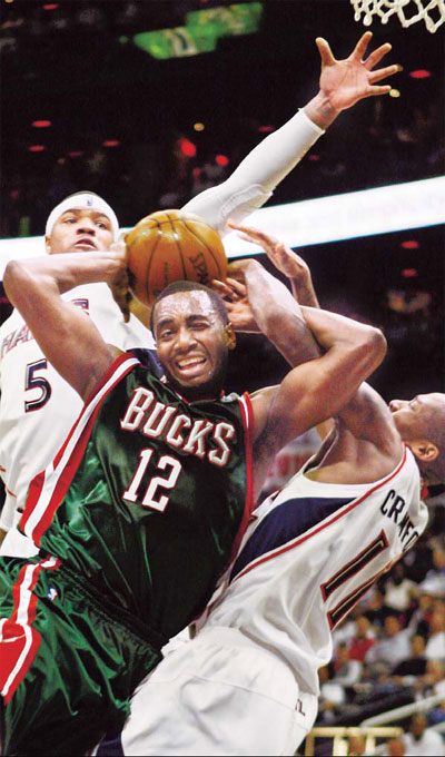 Milwaukee stun Atlanta 91-87 to lead series 3-2