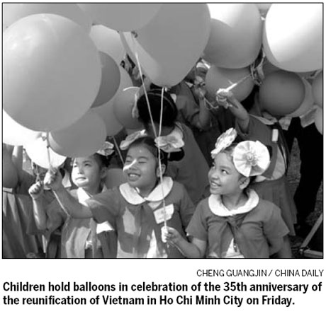 Vietnam people celebrate 35th anniversary of reunification