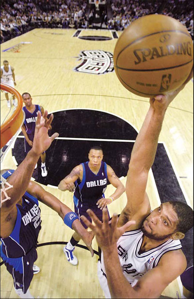 Surging Spurs finish off Mavs