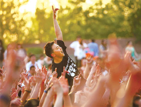 Parks and sunny weather draw 1.8 million outdoors