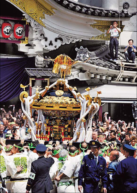 Japan's premier kabuki theater takes a last bow