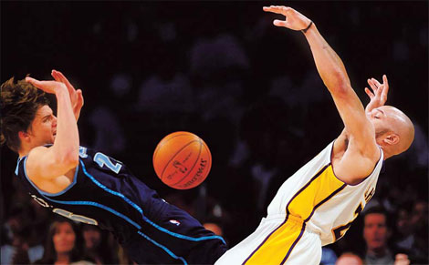 Kobe rallies Lakers past Jazz in 2nd-round opener