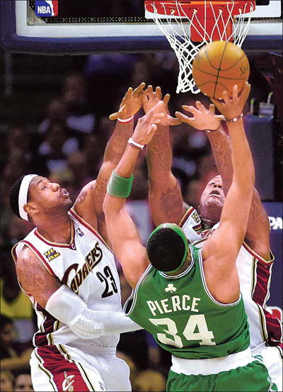 Rondo's 19 assists lift Celtics over Cavs 104-86