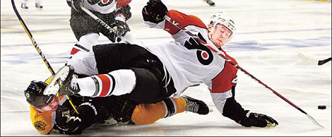 Lucic scores late as Bruins clip the Flyers 3-2