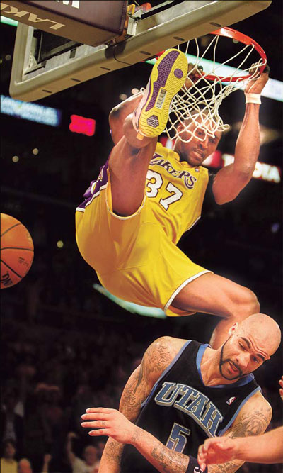 Lakers grind out win over Jazz