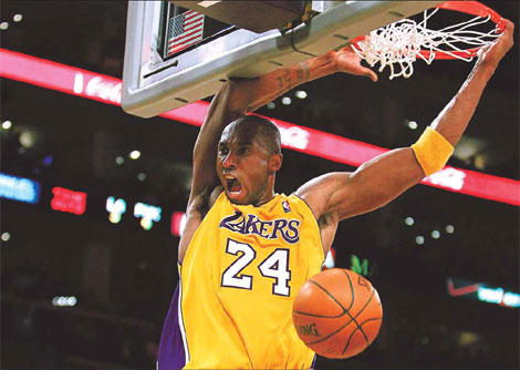 Kobe gets 40, Lakers rout Suns 128-107 in opener