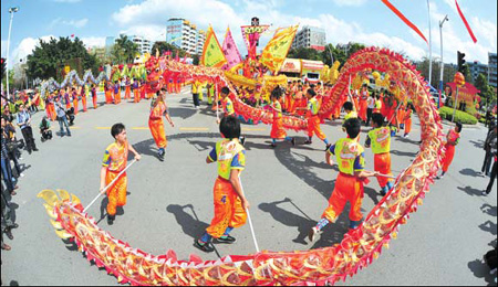 Zhongshan Special: Charity parade helps build a better world