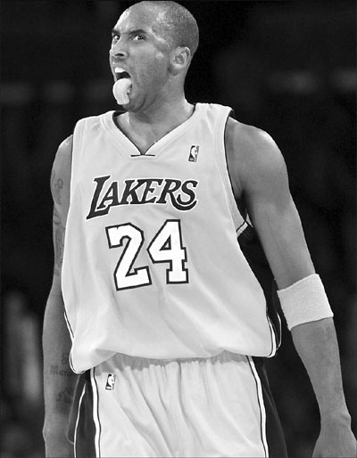 Lakers hold off Suns, take 2-0 lead