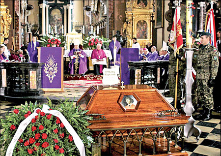 Now-cool Copernicus reburied in splendor at Polish cathedral