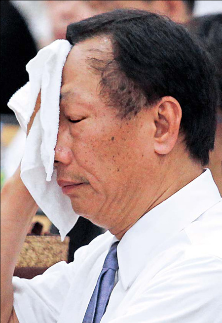 Foxconn chief apologizes for spate of suicides