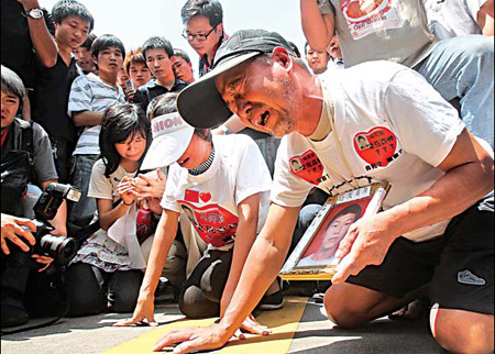 Foxconn chief apologizes for spate of suicides