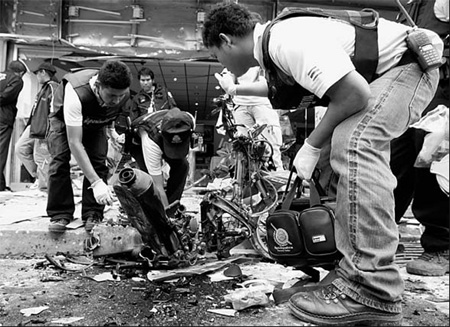 Thais praying for peace and unity