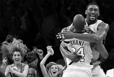 Artest's buzzer-beater leads Lakers past Suns