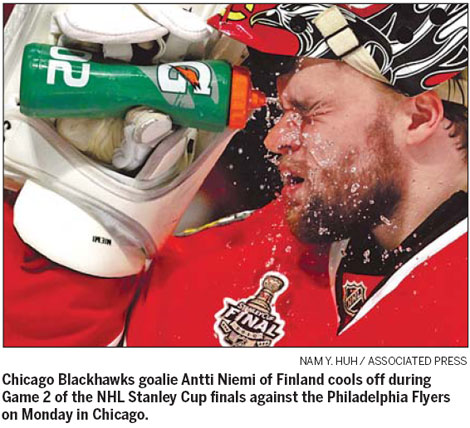Niemi lifts Blackhawks over Flyers