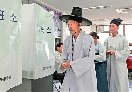 Voters push ROK's Lee