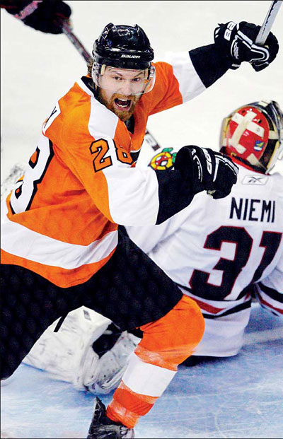 Flyers beat Blackhawks in Game 3
