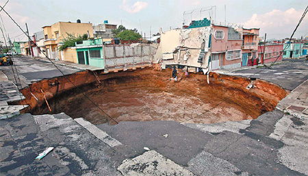 Big sinkhole has neighbors jittery
