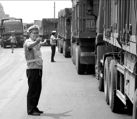 Coal-bearing trucks stuck in traffic for days