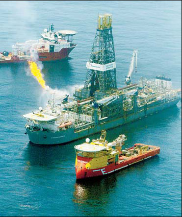Oil prices edge up on recovery hopes, weak $