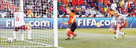 Late Kuyt strike helps sink resilient Denmark