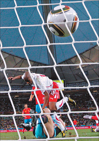 Spain upset in first major Cup shock; Chile victorious