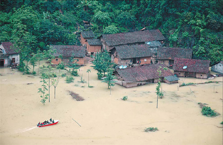 Rain wreaks havoc in Jiangxi