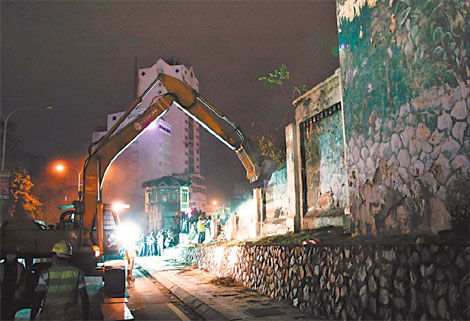 Mural wall torn down at famous Malaysia prison