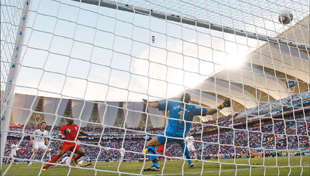 Defoe fires England into the last 16