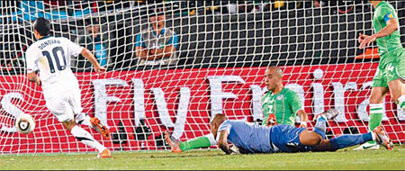 Defoe fires England into the last 16