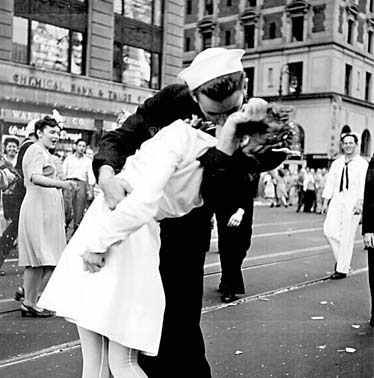 WWII nurse in iconic kissing photograph dies