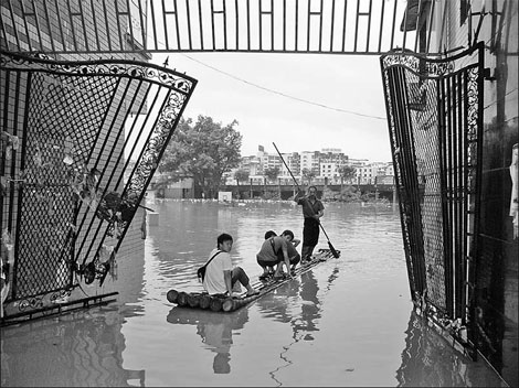 Fishermen rescue hundreds