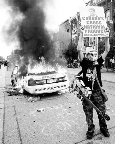 Hundreds held in protest
