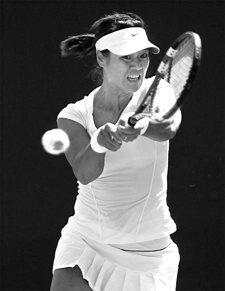 Federer, Williams, Clijsters into last 8