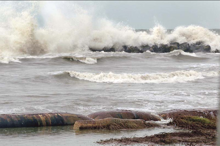 Oil invades more wetlands as surf pounds Gulf of Mexico