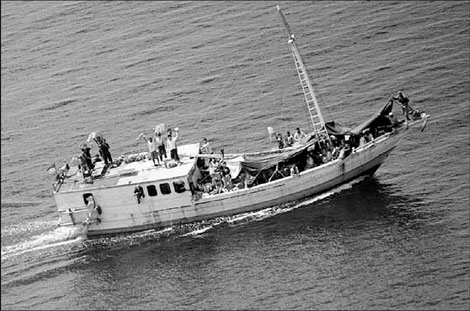 Australian govt, opposition fight over asylum policy