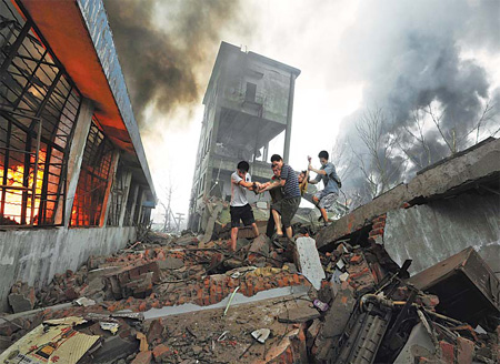 Gas leak blast kills 10, injures dozens