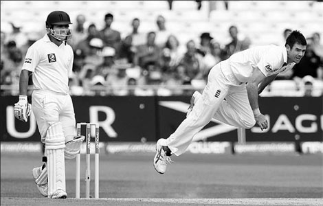 Anderson leads England rout of Pakistan