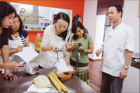 Do-it-yourself moon cakes