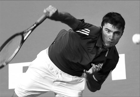 Top seed Wozniacki into 3rd rd; Djokovic snaps up quarters spot