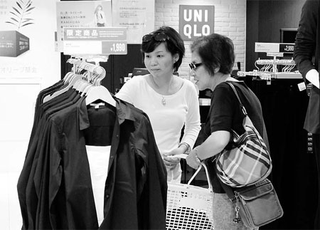 Fast Retailing forecasts profit dip