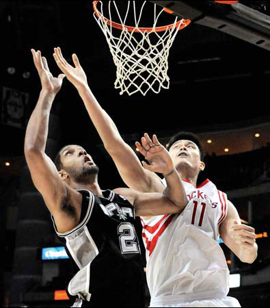 Martin leads the Rockets past Spurs
