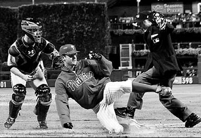Oswalt, Rollins help Phillies even NLCS at 1 apiece