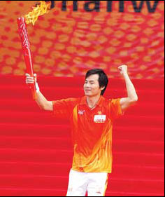 More ordinary people join torch relay