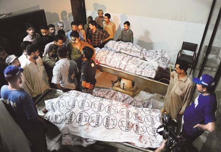 Killings ravage a Pakistani city