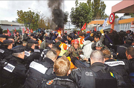 French police clash with strikers at oil refineries