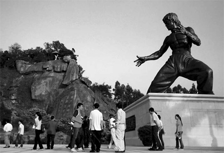 Guangdong Special: Giant Bruce Lee statue welcomes kungfu fans