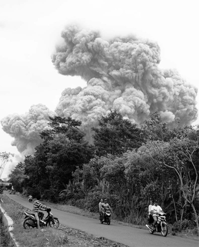 Indonesia volcano gathers in strength