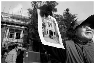 Fire damages oldest building at Tsinghua